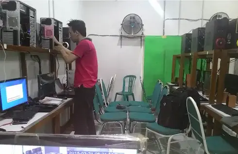 Tim teknisi CV TEKNISIKU merakit dan mengkonfigurasi jaringan LAN komputer kantor di Cikarang Bekasi